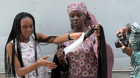 Mastercard Foundation Scholar Kehinde Aberoje leading a workshop with a volunteer
